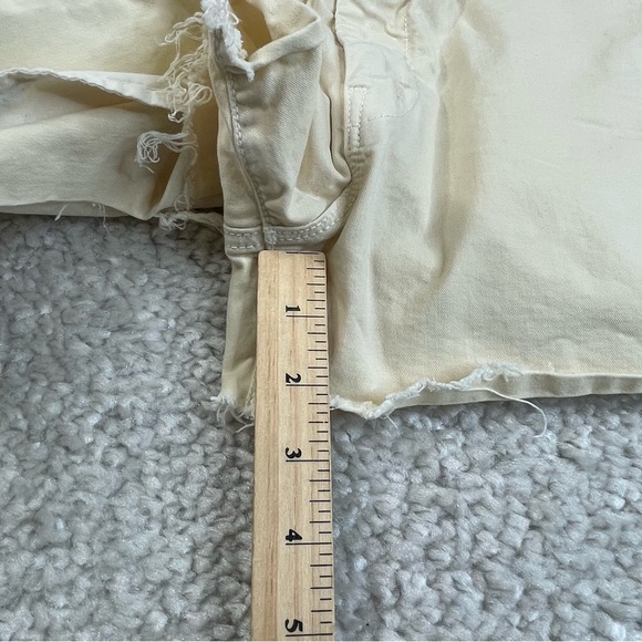 MOTHER The Shaker Prep Short Short Fray Sesame Coastal Pale Yellow size 25 - Picture 9 of 10